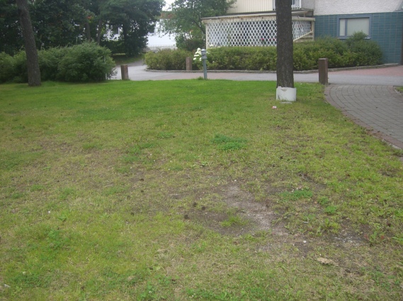 En avskavd gräsmatta där det är förbjudet att spela fotboll