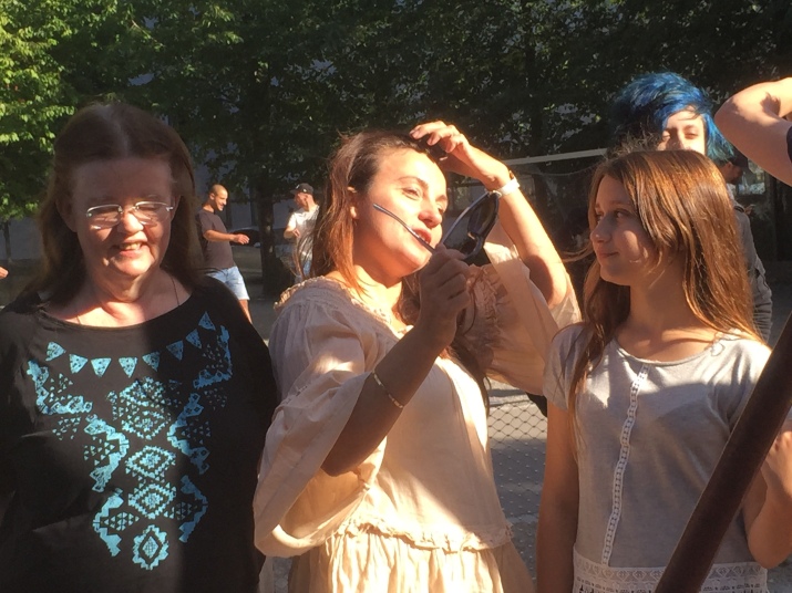 Här syns Marianne, Katarina och Ella. August skymtar med sitt blåda hår.